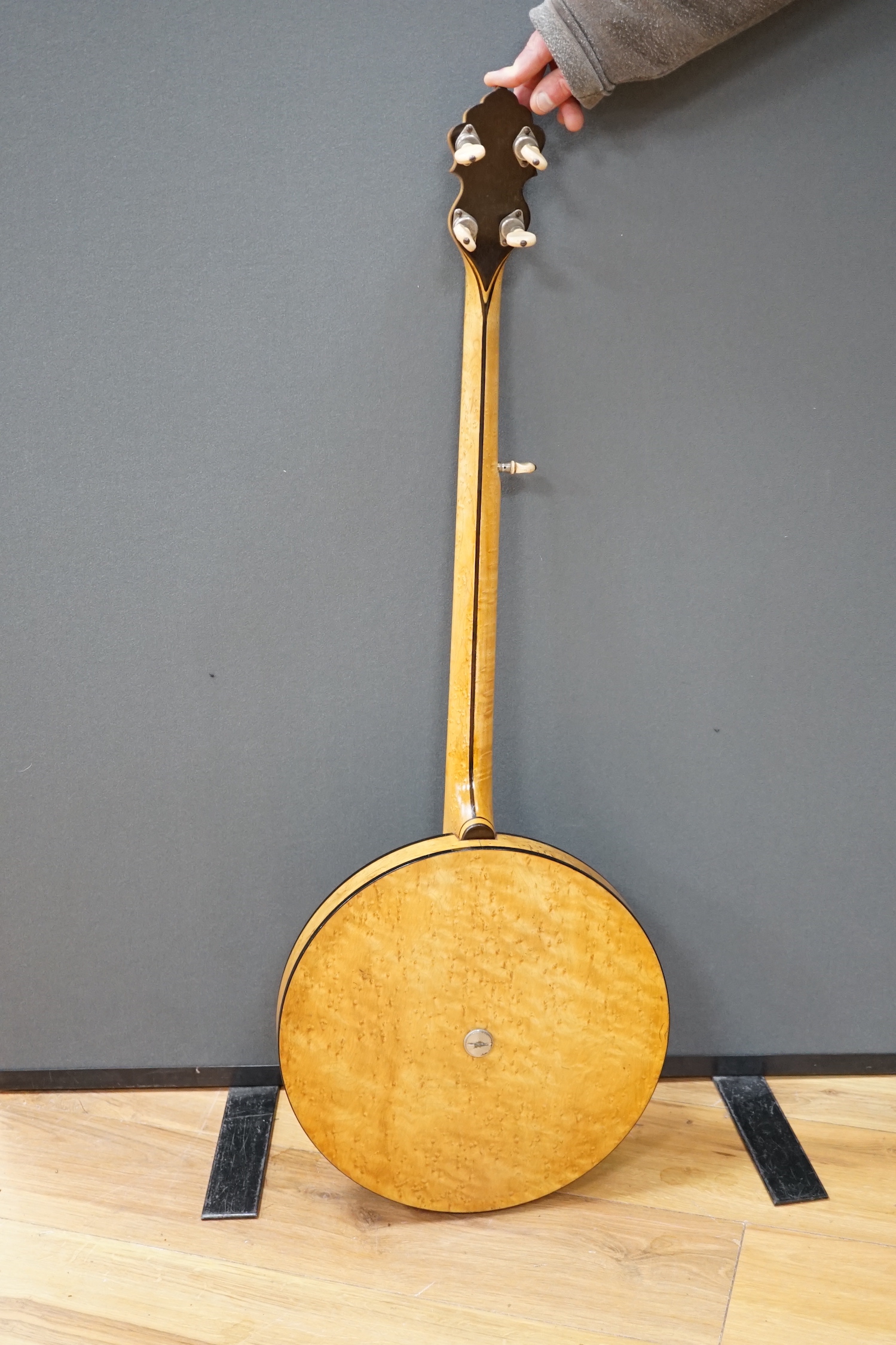 A cased Slingerland Maybell, USA 1920s five string banjo, bird’s eye maple back, maple neck and inlaid mother of pearl to the fret board, length of body 34cm, overall length 95cm